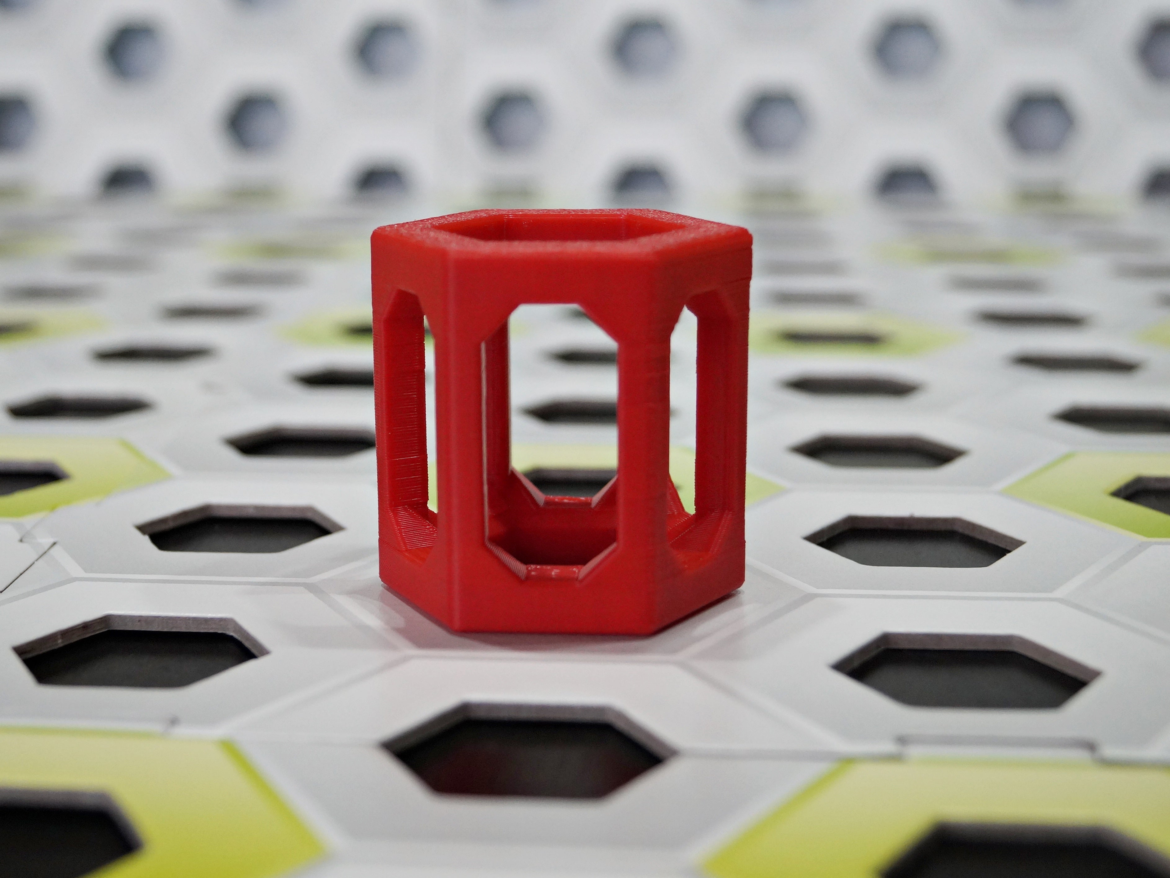 Rote GraviTrax kompatible Höhensteine aus hochwertigem 3D-Druck zur Erweiterung von Kugelbahnen und für kreative Streckenführungen.
