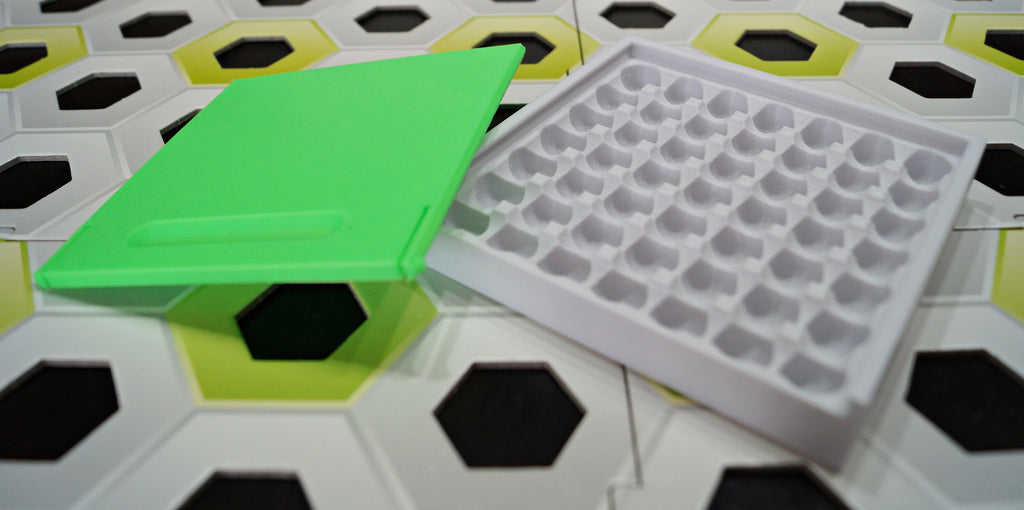 Aufbewahrungsbox für bis zu 49 GraviTrax® Kugeln aus hochwertigem 3D-Druck mit farbigem Deckel.