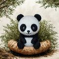 Panda im Strick-Look aus hochwertigem 3D-Druck, ca. 5,5 × 5 × 5,5 cm, als dekorative Tierfigur für Wohnzimmer, Kinderzimmer oder Büro.