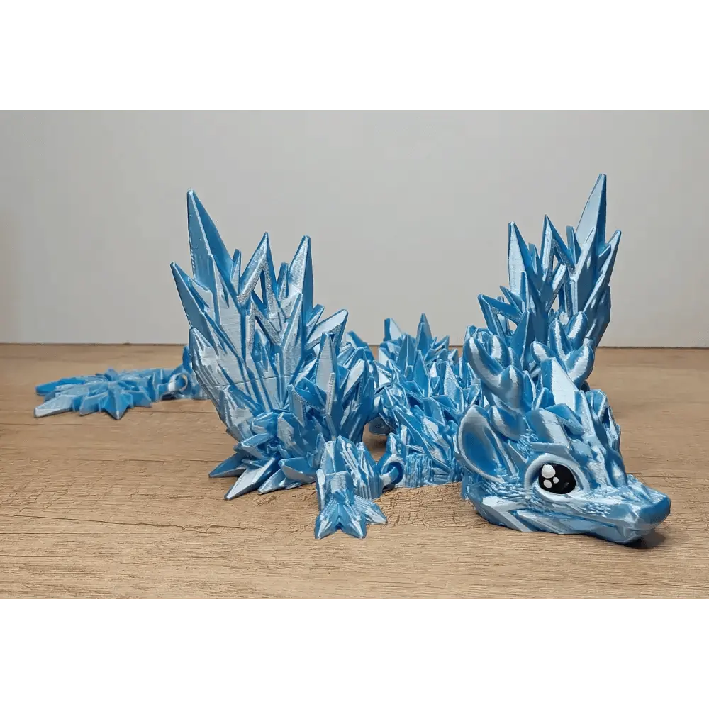 Geflügelter eisblauer Winterdrache - 47 cm lang - 20 cm breit - 11 cm hoch - voll beweglich - mit Schneeglitzer veredelt - megahobby3dcreations