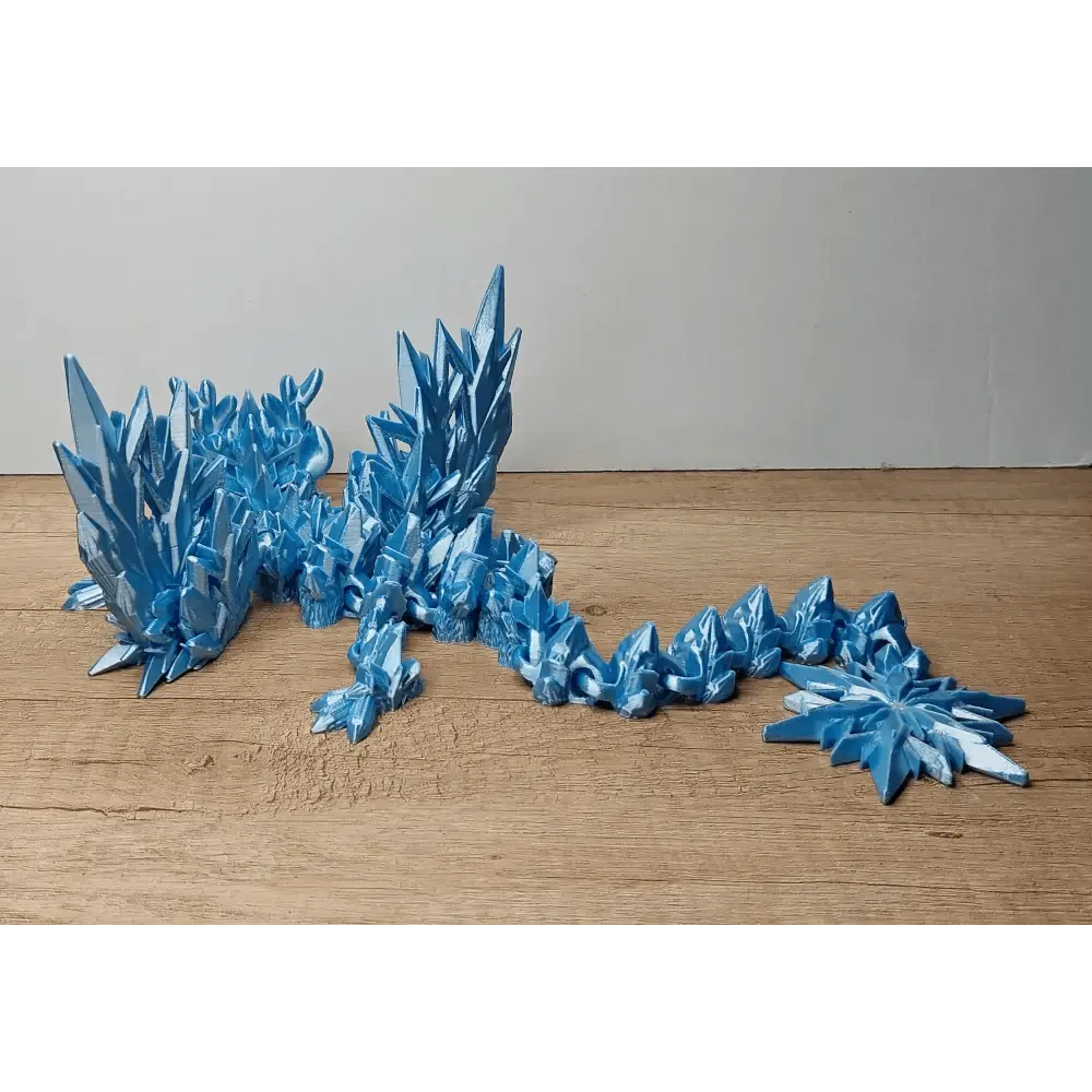 Geflügelter eisblauer Winterdrache - 47 cm lang - 20 cm breit - 11 cm hoch - voll beweglich - mit Schneeglitzer veredelt - megahobby3dcreations