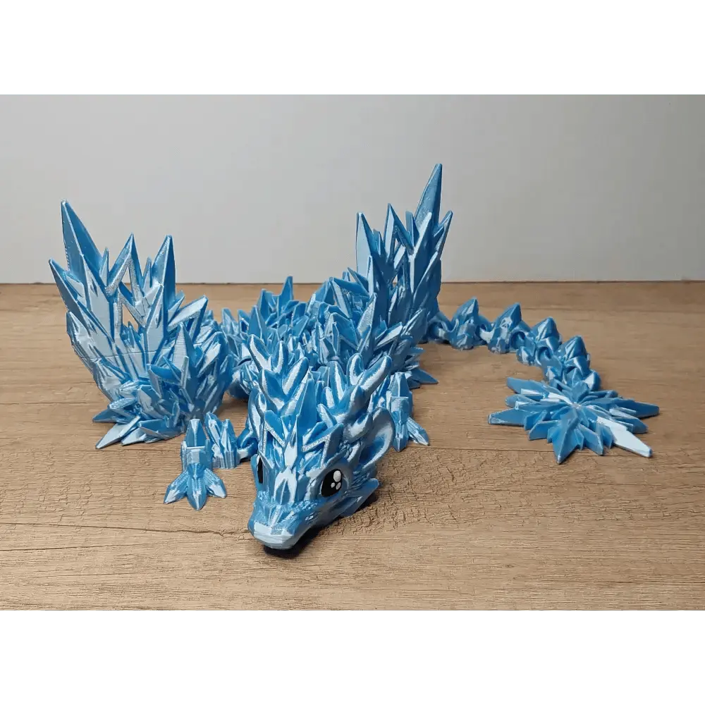 Geflügelter eisblauer Winterdrache - 47 cm lang - 20 cm breit - 11 cm hoch - voll beweglich - mit Schneeglitzer veredelt - megahobby3dcreations