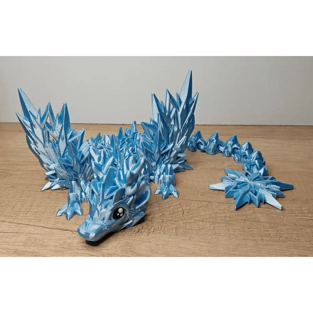 Geflügelter eisblauer Winterdrache - 47 cm lang - 20 cm breit - 11 cm hoch - voll beweglich - mit Schneeglitzer veredelt - megahobby3dcreations