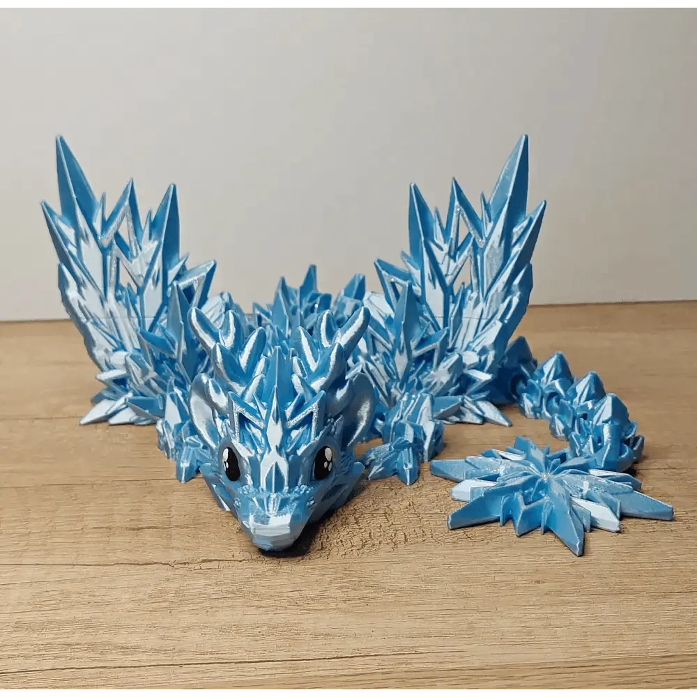 Geflügelter eisblauer Winterdrache - 47 cm lang - 20 cm breit - 11 cm hoch - voll beweglich - mit Schneeglitzer veredelt - megahobby3dcreations