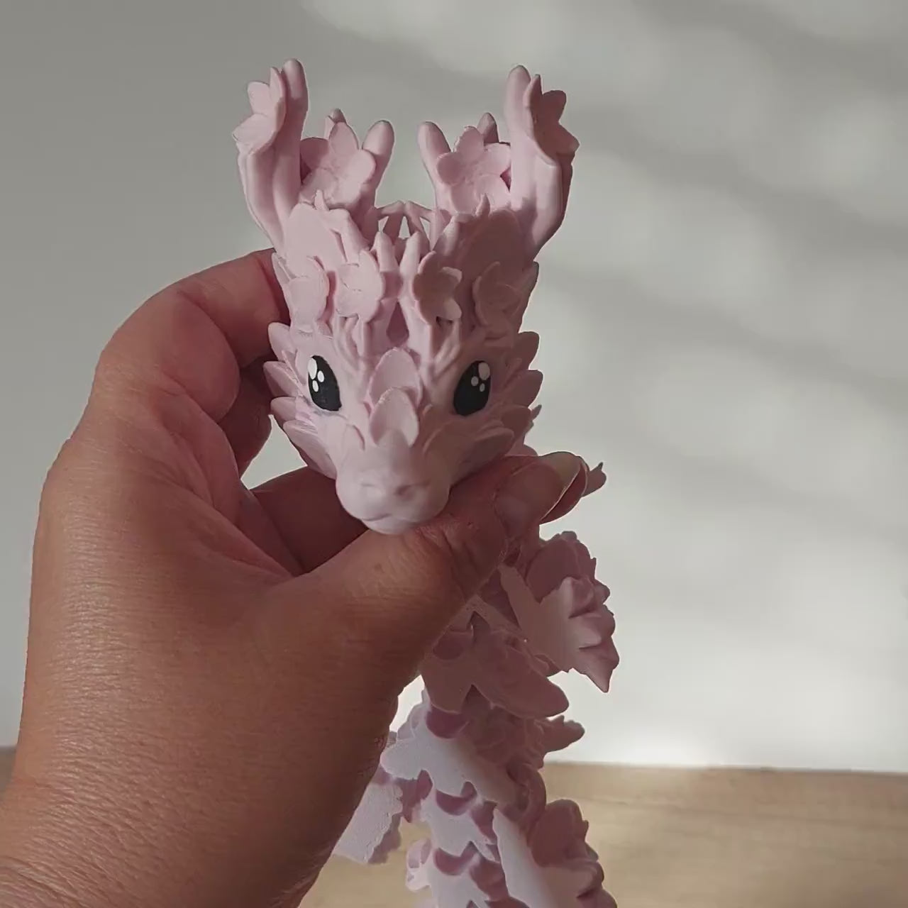 Kirschblüten-Drache - Cherryblossom Dragon - 32 cm lang - voll beweglich - weiss/rosa matt - Augen handbemalt