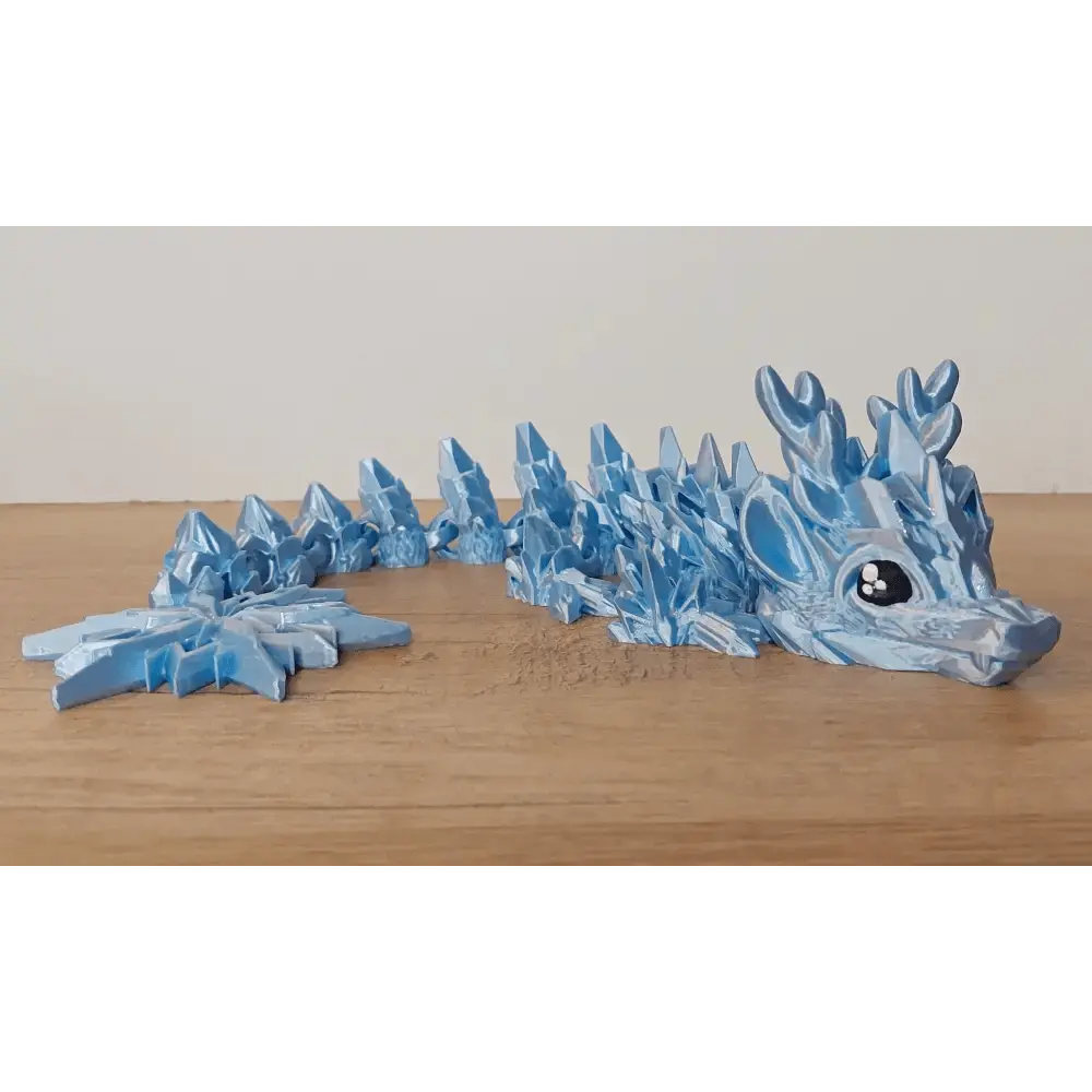 Winterdrache mit Schneeglitzer - Winterdragon - 39 cm lang - 15 cm breit - 7 cm hoch - eisblau - Augen Handbemalt - megahobby3dcreations