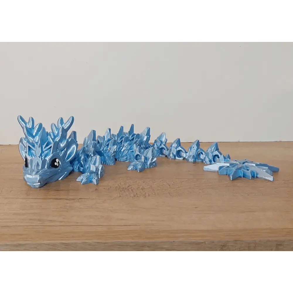 Winterdrache mit Schneeglitzer - Winterdragon - 39 cm lang - 15 cm breit - 7 cm hoch - eisblau - Augen Handbemalt - megahobby3dcreations