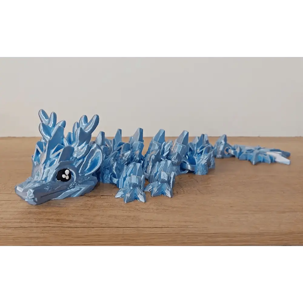 Winterdrache mit Schneeglitzer - Winterdragon - 39 cm lang - 15 cm breit - 7 cm hoch - eisblau - Augen Handbemalt - megahobby3dcreations